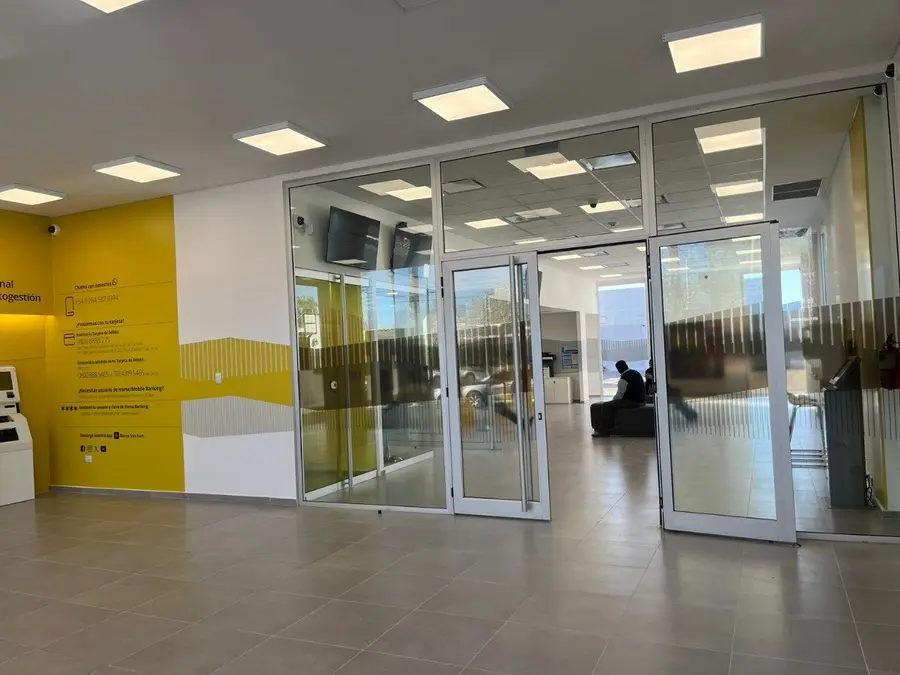 Interior de la sucursal Rivadavia de Banco San Juan